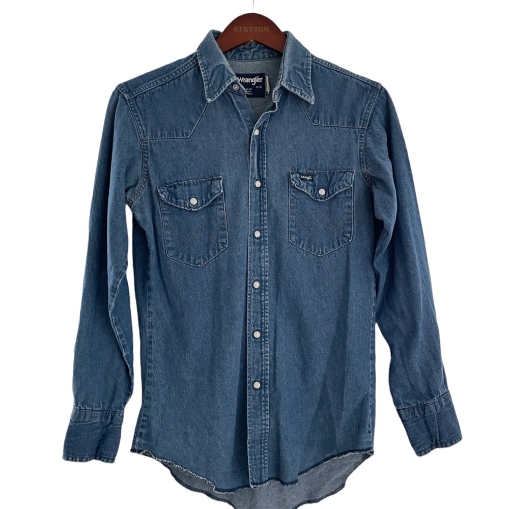 VINTAGE Wrangler denim button down shirt regular fit x-long tails size 1…